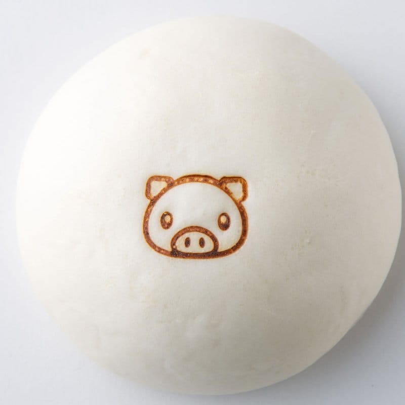 豚の焼印が入った豚まん